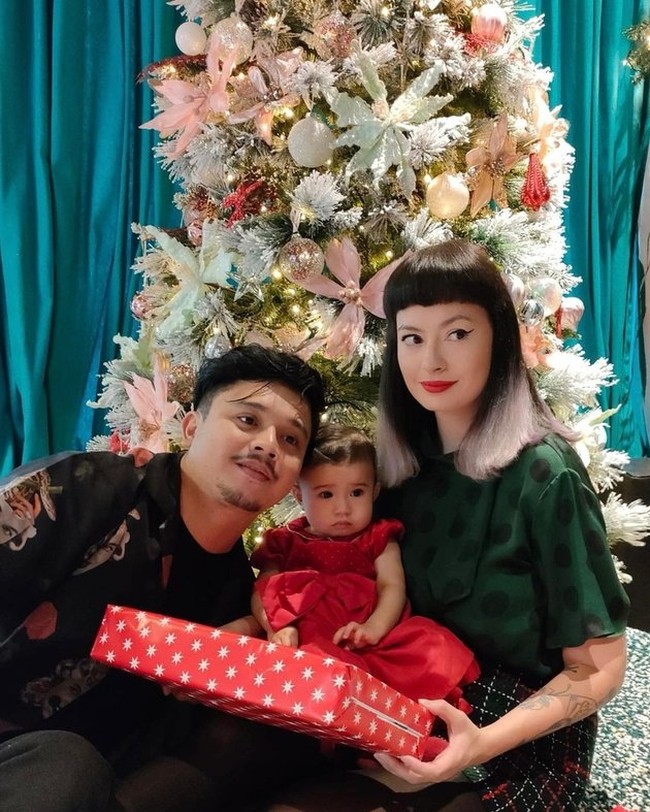 Potret ketiganya saat momen Natal bersama. Berpose bersama kedua orangtuanya, kalau dilihat-lihat Millie lebih mirip siapa nih, Derby atau Adinda? Foto: Instagram/miss_adinda_mae