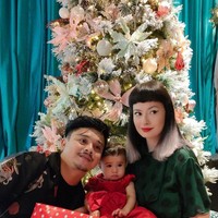 Potret ketiganya saat momen Natal bersama. Berpose bersama kedua orangtuanya, kalau dilihat-lihat Millie lebih mirip siapa nih, Derby atau Adinda? Foto: Instagram/miss_adinda_mae