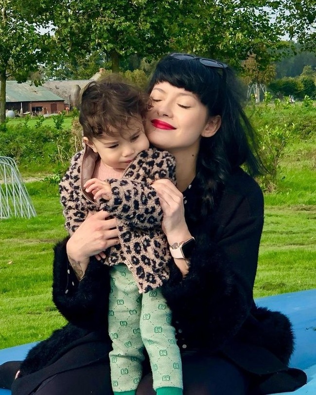 Millie lahir tak lama setelah Adinda dan Derby merayakan anniversary pernikahan mereka yang keempat. Sudah dinanti-nantikan, terlihat Derby dan Adinda begitu menyayangi Millie. Foto: Instagram/miss_adinda_mae