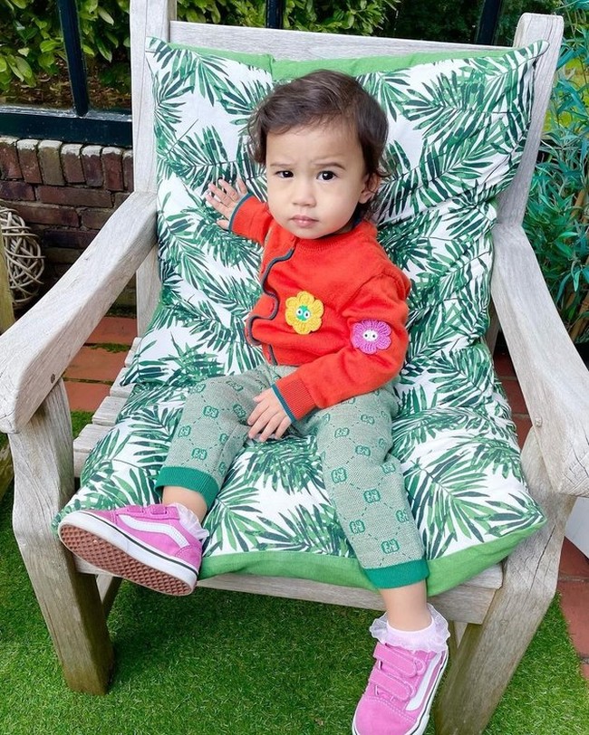 Setelah menikah dengan Claudia Adinda Mae 14 Oktober 2017, Derby Romero kini telah dikaruniai seorang putri cantik bernama Millicent Mae Bea Nainggolan. Jarang tersorot, putri Derby itu kini sudah semakin besar. Foto: Instagram/miss_adinda_mae
