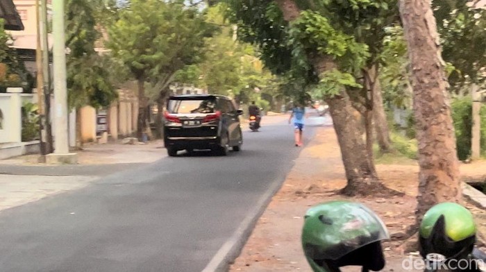 Mobil Alphard AD 373 S keluar dari rumah Gibran Rakabuming, Senin (16/10/2023) sore.