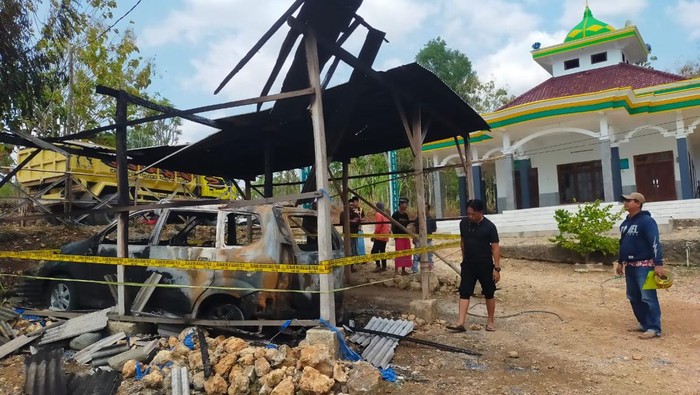 Mobil kiai di Sampang yang diduga dibakar orang tak dikenal.
