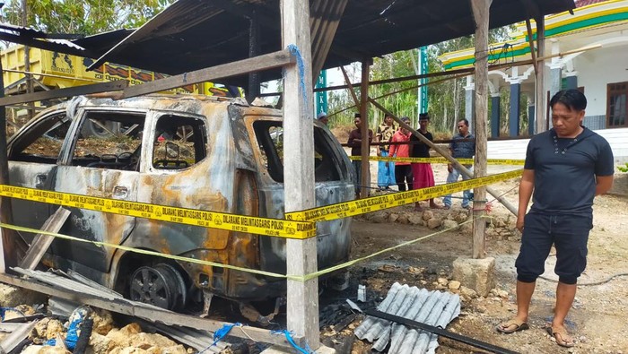 Mobil kiai di Sampang yang diduga dibakar orang tak dikenal.
