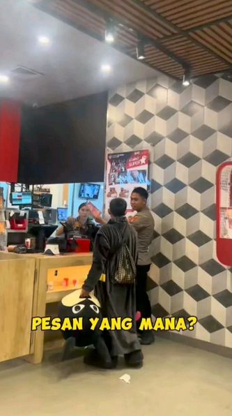 Momen Haru Polisi Muda Ajak Badut Jalanan untuk Makan di Resto