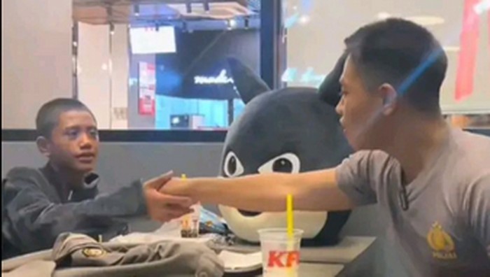Momen Haru Polisi Muda Ajak Badut Jalanan untuk Makan di Resto
