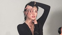 Nana mengunggah foto-foto belakang layar sesi pemotretannya belum lama ini. Di situ tampak ada hal yang berbeda. (Foto: dok. Instagram @jin_a_nana)