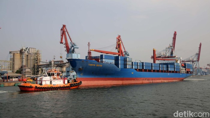 Neraca perdagangan Indonesia pada September 2023 tercatat surplus US$ 3,42 miliar. Surplus terjadi karena ekspor lebih tinggi daripada impor.