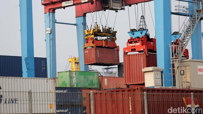 Neraca perdagangan Indonesia pada September 2023 tercatat surplus US$ 3,42 miliar. Surplus terjadi karena ekspor lebih tinggi daripada impor.