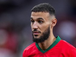 Pemain berusia 27 tahun asal Maroko itu sejatinya adalah bek sayap kanan. Tapi, Mazraoui mampu bisa bermain di posisi mana saja, versatile! (AP)