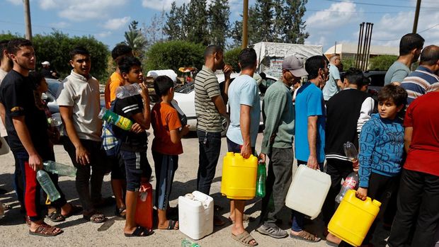 Palestina menghadapi krisis air bersih dan kelaparan setelah Israel menyetop seluruh pasokan kebutuhan hidup ke wilayah tersebut. (REUTERS/Ibraheem Abu Mustafa)