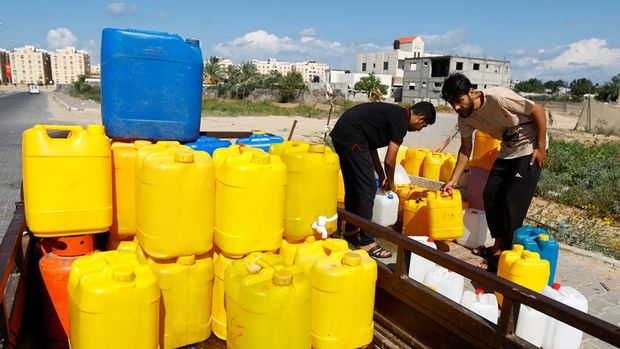 Palestina menghadapi krisis air bersih dan kelaparan setelah Israel menyetop seluruh pasokan kebutuhan hidup ke wilayah tersebut. (REUTERS/Ibraheem Abu Mustafa)