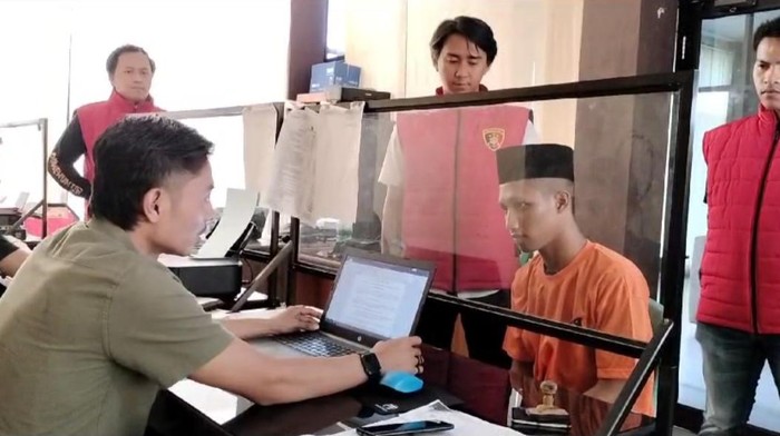 Pandu, pria yang racuni pacarnya Susi saat diperiksa penyidik Polres Merangin
