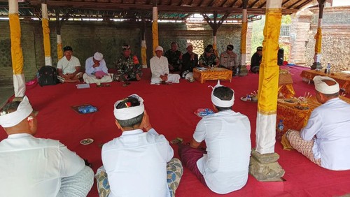Pangempon Pura Pasar Agung dan perwakilan dari kabupaten/kota se-Bali mengikuti paruman di Pura Pasar Agung, Desa Sebudi , Kecamatan Selat, Kabupaten Karangasem, Bali, Senin (16/10/2023) (Dok. Humas Pura Pasar Agung)
