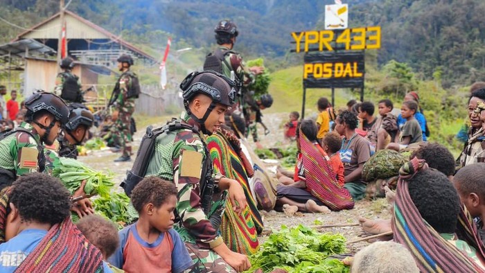 Satgas Yonif PR 433/JS memborong hasil kebun yang dijual oleh masyarakat Kabupaten Nduga, Papua Pegunungan.