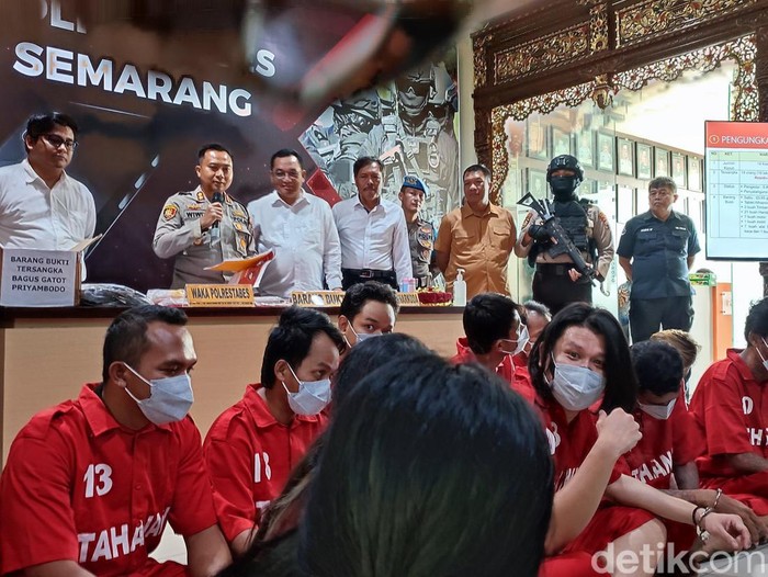 Para tersangka kasus narkotika saat dihadirkan dalam jumpa pers di Polrestabes Semarang, Senin (16/10/2023).