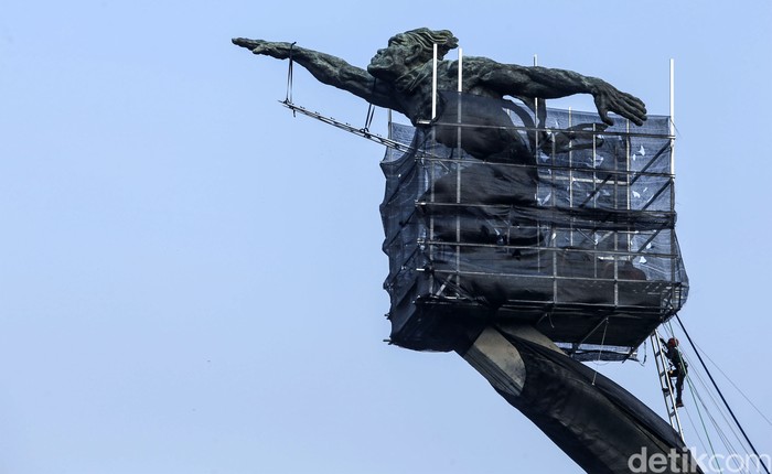 Seorang petugas beraktivitas di Patung Dirgantara, Jakarta, Senin (16/10/2023). Pemerintah Provinsi DKI Jakarta melakukan perawatan terhadap Monumen Patung Dirgantara atau yang dikenal Patung Pancoran. Patung Pancoran terakhir kali dibersihkan pada 2014.