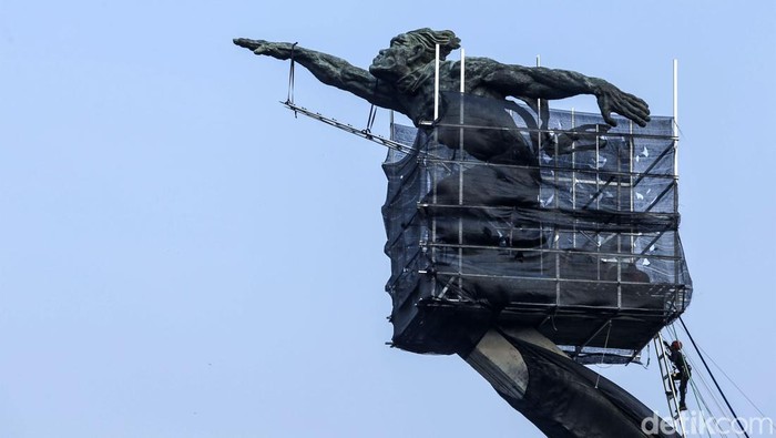 Patung Pancoran Dibersihkan Seorang petugas beraktivitas di Patung Dirgantara, Jakarta, Senin (16/10/2023). Pemerintah Provinsi DKI Jakarta melakukan perawatan terhadap Monumen Patung Dirgantara atau yang dikenal Patung Pancoran. Patung Pancoran terakhir kali dibersihkan pada 2014.