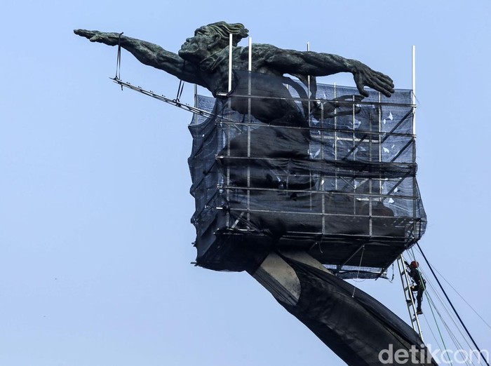 Seorang petugas beraktivitas di Patung Dirgantara, Jakarta, Senin (16/10/2023). Pemerintah Provinsi DKI Jakarta melakukan perawatan terhadap Monumen Patung Dirgantara atau yang dikenal Patung Pancoran. Patung Pancoran terakhir kali dibersihkan pada 2014.