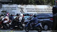 Sebagai informasi, Patung Dirgantara dibuat dengan bahan logam perunggu pada 1965 oleh pematung Edhi Sunarso sebagai petunjuk atau penanda di wilayah Pancoran agar memudahkan setiap orang untuk mencari jalan menuju tempat yang akan didatangi. Patung tersebut merujuk arah Kemayoran, yang pada masanya terdapat Bandar Udara.  