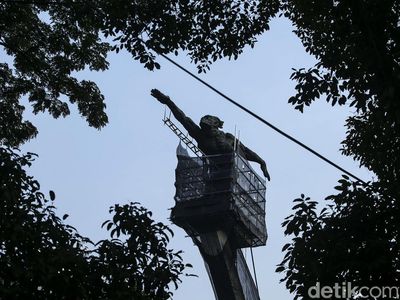 Patung Pancoran Dibersihkan