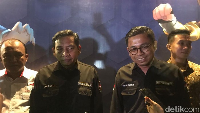(Dari kiri-kanan) Ketua ESI DIY, Brigjen TNI Rachmad P S dan Ketua Harian ESI DIY (KPH) Purbodiningrat usai Menghadiri malam penganugerahan ajang Ksatria Mahardhika di Beteng Vredeburg, Minggu malam (15/10/2023).