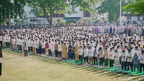 Pelaksanaan salat istisqa di lingkup Pemprov NTB, Mataram, pada Senin (16/10/2023). (Helmy Akbar/detikBali)