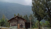 Penampakan salah satu bukit di Gunung Bromo mulai menghijau dan terlihat indah dari pemukiman warga.