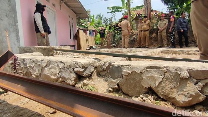 Pembangunan rumah untuk korban gempa Cianjur mangkrak