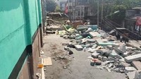 Bangunan liar tersebut berdiri di atas lahan milik PT Kereta Api Indonesia (KAI). Kini puluhan bangunan tempat prostitusi itu telah rata dengan tanah. (dok. istimewa)