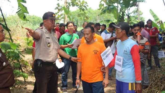 Ali Muhson, suami di Kediri rekonstruksi bunuh tetangganya yang jadi selingkuhan istrinya