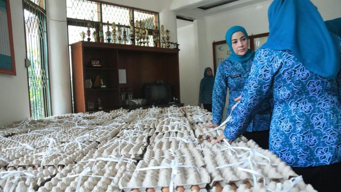 Pemkab Bogor bagikan 60 ribu telur ke 12 Kecamatan.(Rizky/detikcom)