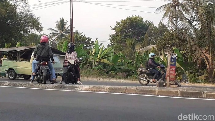 Pemotor terobos trotoar median jalan di Jalan Jalur Lingkar Selatan