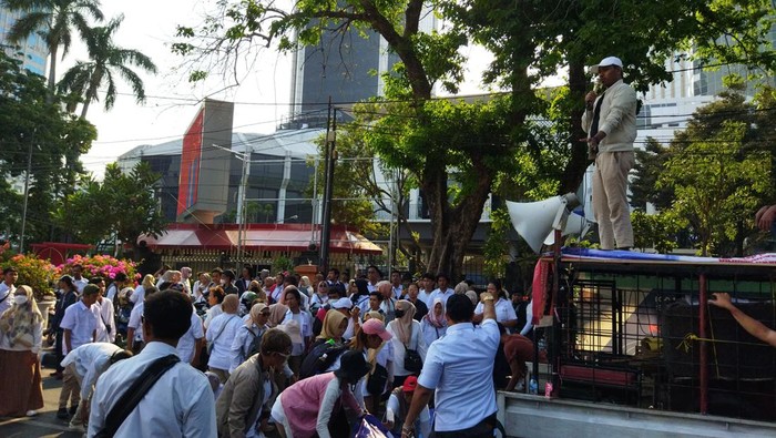 Pemuda Bogor tasyakuran di depan MK terkait putusan soal usia capres-cawapres.