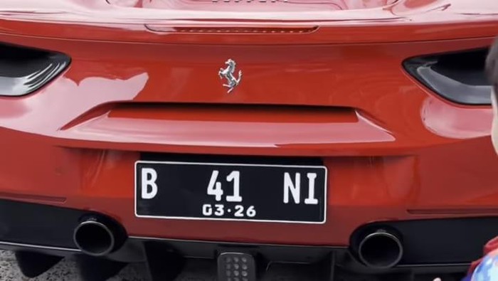 Penampakan Ferrari merah yang digunakan Dadan menjemput anaknya