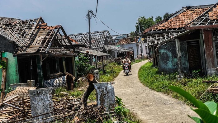 Suasana pemukiman yang akan tenggelam di Kampung Karian, Lebak Banten, Senin (15/10/2023). Rencana penenggelaman kampung yang terdampak bendungan Karian yang ditargetkan pada September 2023 lalu tersebut masih belum terisi air akibat dampak kemarau. ANTARA FOTO/Muhammad Bagus Khoirunas/hp.