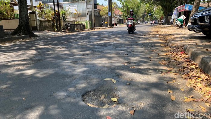Penampakan lubang di Jalan Malabar Kota Bandung yang membahayakan pengendara.