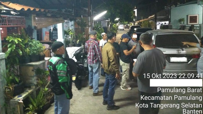 Penangkapan pelaku pencurian laptop dan iPad di KA Tawang Jaya Premium. Pelaku ditangkap di Pamulang Barat, Pamulang, Tangerang Selatan.