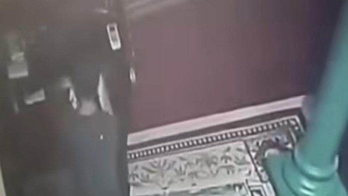 Pencurian kotak amal di sebuag masjid di Depok terekam kamera CCTV. Polisi selidiki kasus pencurian tersebut dan mencari pelaku yang terekam dalam CCTV. (tangkapan layar video viral)