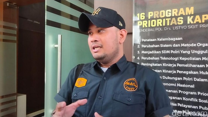 Pengacara keluarga Dini, Dimas Yemahura saat ditemui di Polda Jatim.