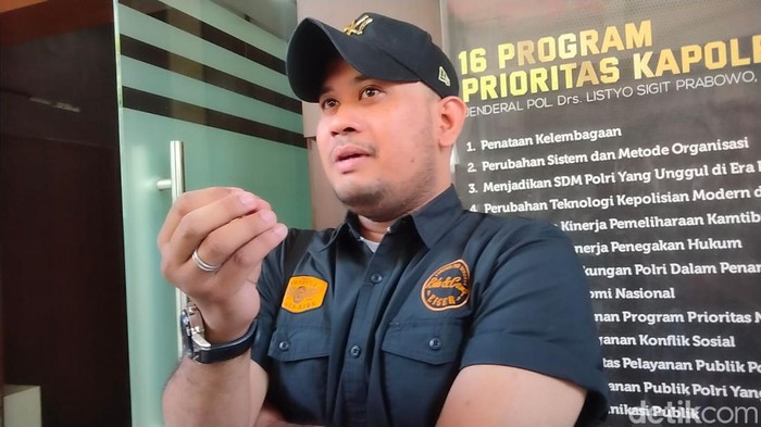 Pengacara keluarga Dini, Dimas Yemahura saat ditemui di Polda Jatim.