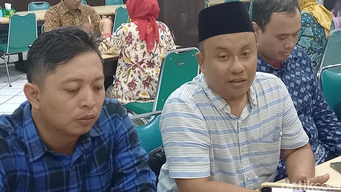 Pengacara Solo Arif Sahudi (berkopiah) Foto diambil Senin (16/10/2023).