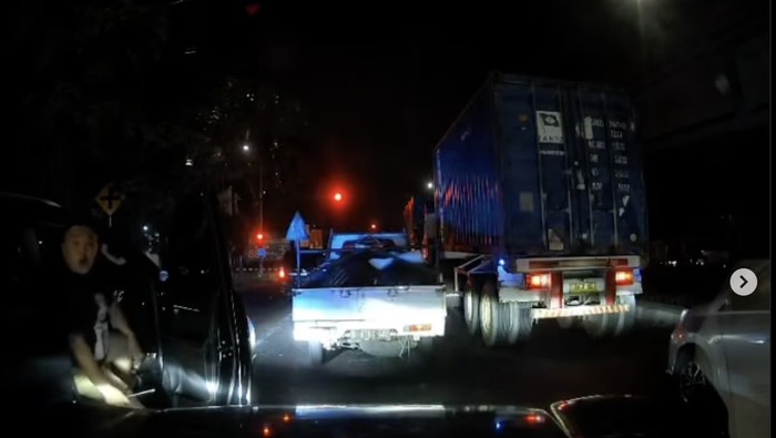 Pengendara Fortuner ancam pakai tongkat besi gara-gara tak diberi jalan