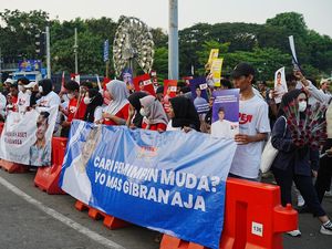 Pengusaha Muda Pendukung Gibran Bagikan 1.000 Mawar Sambut Putusan MK