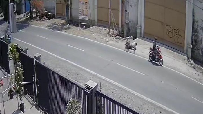 Tangkapan layar aksi penjambretan di jalanan Jati terekam CCTV.