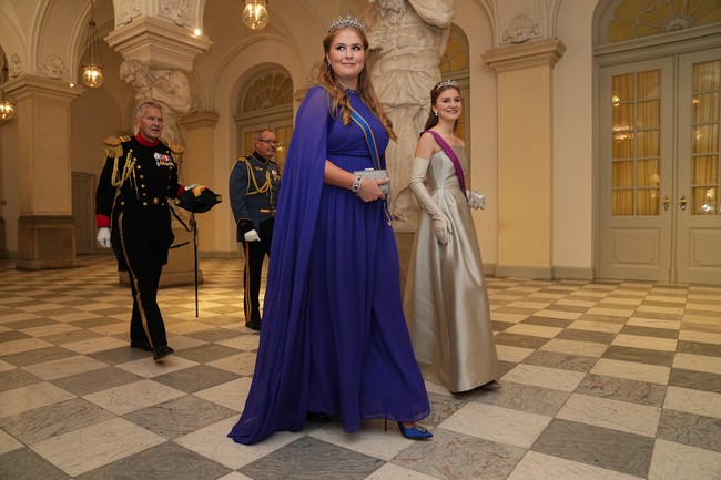 Belgia diwakili Putri Elisabeth, kemudian ada Putri Mahkota Victoria dari Swedia yang datang bersama Pangeran Daniel bersama putri mereka, Estelle, yang baru 11 tahun. Berikut Putri Catharina-Amalia dari Belanda. (Foto: Mads Claus Rasmussen/Ritzau Scanpix via AP)