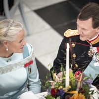 Pangeran Joachim, putra bungsu Ratu yang gelar anak-anaknya dicopot, tetap memenuhi undangan. Di luar keluarga inti, hadir pula Pangeran Mahkota Haakon dan Putri Mette-Marit dari Norwegia. Mereka memboyong sang putri, Putri Ingrid Alexandra. (Foto: Mads Claus Rasmussen/Ritzau Scanpix via AP)