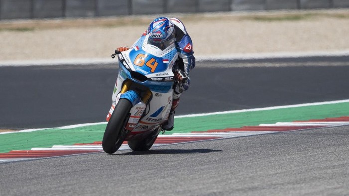 AUSTIN, TEXAS - APRIL 16: Bo Bendsneyder of Netherlands and Pertamina Mandalika SAG Team heads down a straight during the Moto2 race during the MotoGP Of The Americas - Race on April 16, 2023 in Austin, Texas.   Mirco Lazzari gp/Getty Images/AFP (Photo by Mirco Lazzari gp / GETTY IMAGES NORTH AMERICA / Getty Images via AFP)