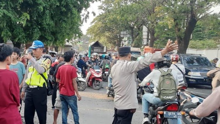 Petugas kepolisian saat mengecek kejadian kecelakaan di Jalan Kudus-Jepara, Senin (16/10/2023).