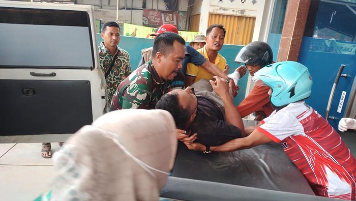 Petugas mengevakuasi korban kecelakaan mobil offroad