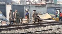 Kasatpol PP Jakarta Barat Agus Irwanto mengatakan tidak ada penolakan warga selama penertiban berlangsung. Dan mereka (warga di bangunan liar) juga merasa mereka bukan berada di tempat yang tepat dan mereka tidak punya hak untuk bertahan, kata Agus. (dok.istimewa)